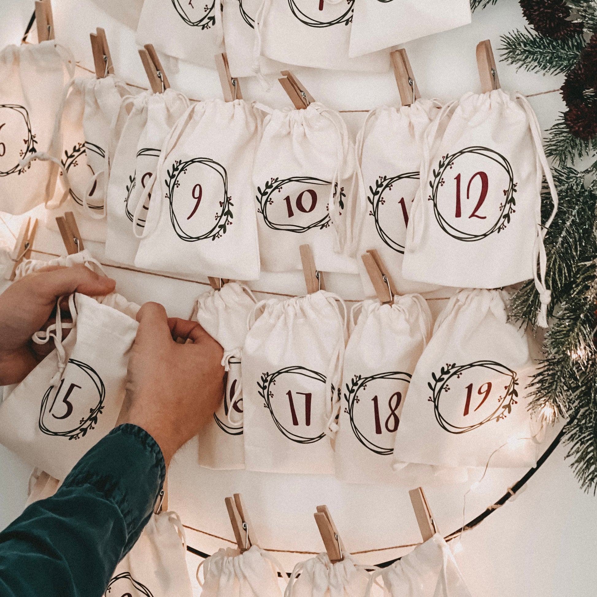 Jana Köter von Fabulous Plotterlove hat mit ihrer Adventskalender Plotterdatei einen DIY Adventskalender aus Baumwollsäckchen gebastelt.