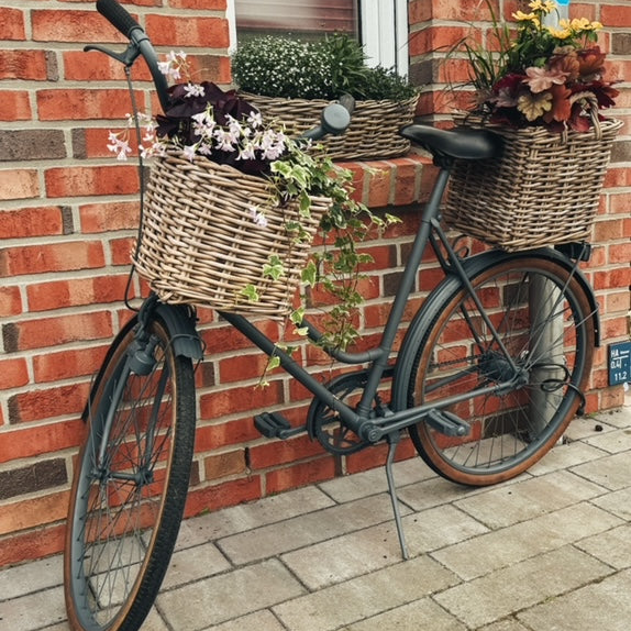 Jana Köter von Fabulous Plotterlove hat ein altes Fahrrad zu einem Blumenständer umgebaut und mit Sprühfarbe von Cosmoslac besprüht